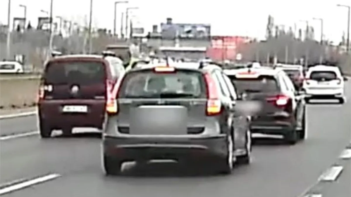 Gátlástalan audis elé sorolt be egy másik autós az M1-M7-esen, büntetőfékezés lett a jutalma - videó