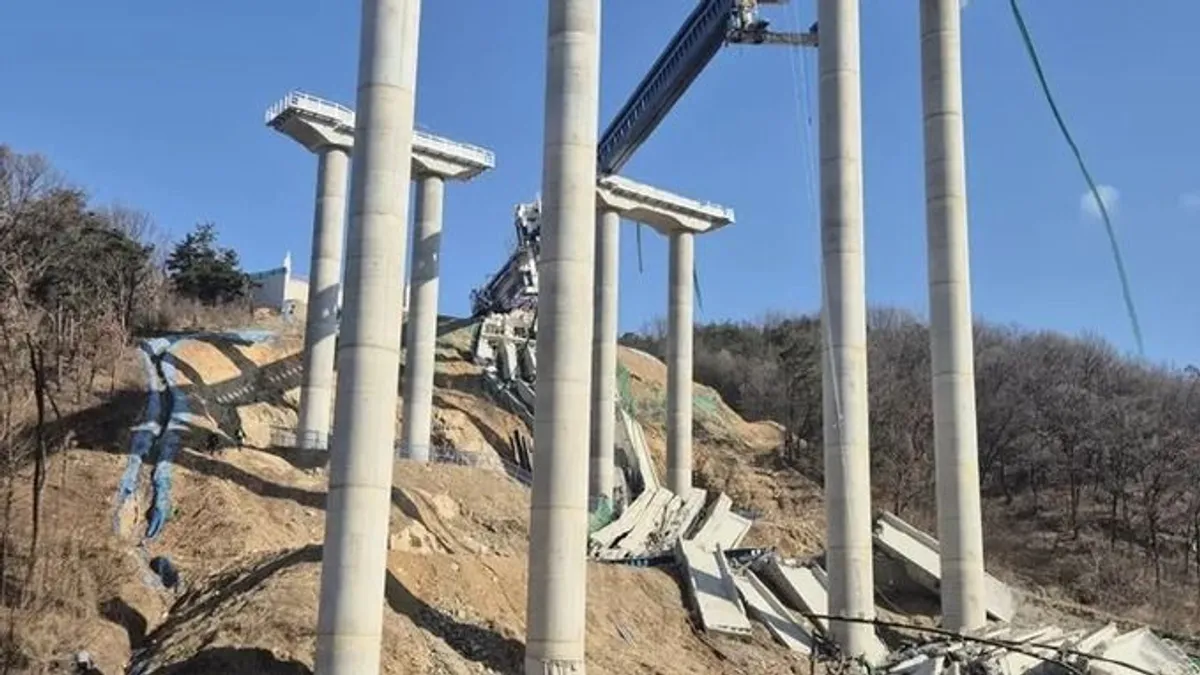 Leomlott híd Dél-Koreában, többen meghaltak - videó