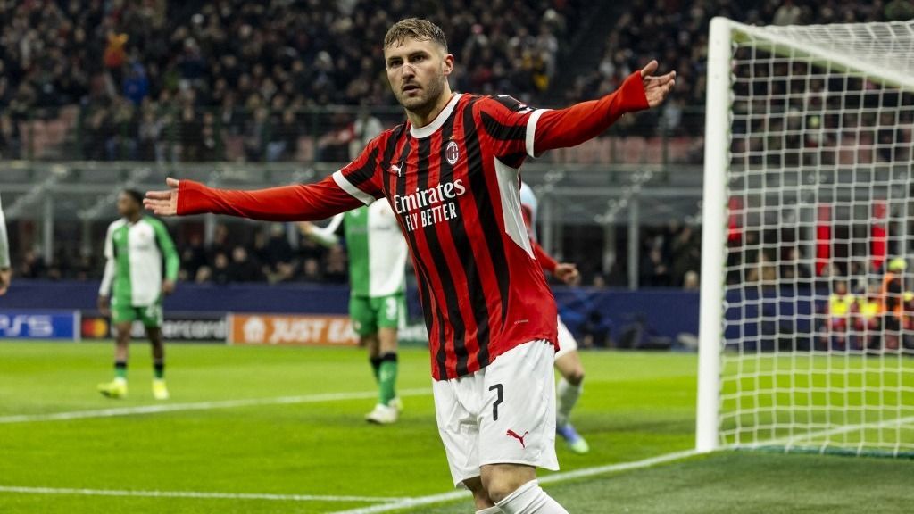 AC Milan v Feyenoord - UEFA Champions League 2024/25 League Knockout Play-off Second Leg, Santiago Giménez, Clarence Seedorf 