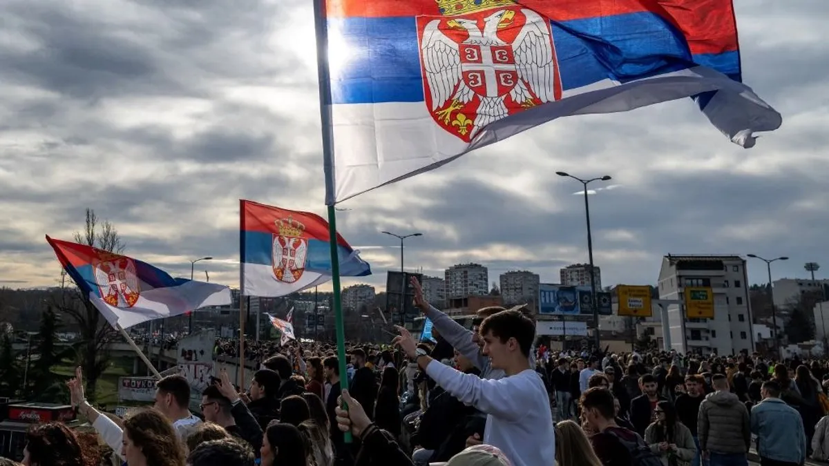 Kétnapos tüntetéshullám kezdődött Szerbiában, Újvidék mindhárom hídját elfoglalták - videó