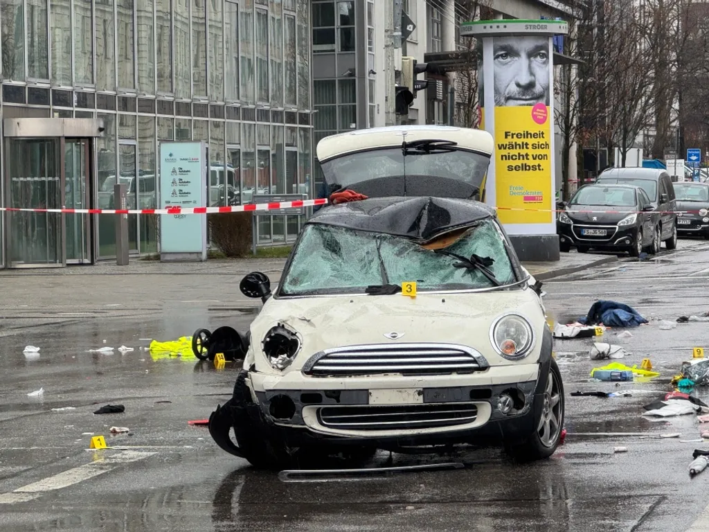 Autó hajtott emberek közé München belvárosában, Autóemberekközé München belvárosában