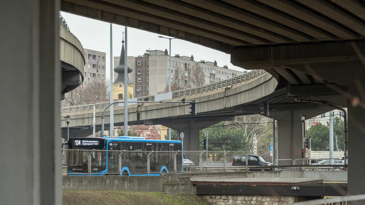 Változik az autós közlekedés a Flórián térnél, itt vannak a részletek