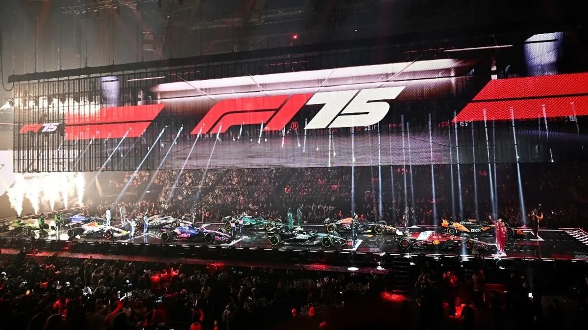 Szenzációs show keretében mutatták be a 2025-ös F1-es autók festéseit