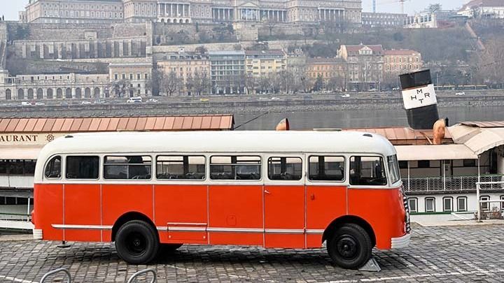 Budapest, 2025. febru·r 27.
A KˆzlekedÈsi M˙zeum egyik legÈrtÈkesebb gy˚jtemÈnyi darabja, egy 72 Èves Ikarus 30-as autÛbusz a Kossuth M˙zeumhajÛ elıtt, a Jane Haining rakparton tartott budapesti sajtÛt·jÈkoztatÛn 2025. febru·r 27-Èn. A vil·g egyik legidısebb Ikarus autÛbusz·val bıvÌtette gy˚jtemÈnyÈt a Magyar M˚szaki Ès KˆzlekedÈsi M˙zeum. A j·rm˚re komoly restaur·l·si folyamat v·r, de m·r jelenleg is alkalmas arra, hogy kisebb t·vols·gokat megtegyen.
MTI/IllyÈs Tibor