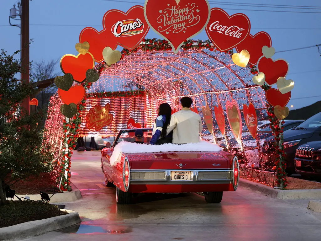 Valentin-nap, szerelem, Bálint nap, Valentinnap, február 14.,   Love Island's JaNa Craig and Kenny Rodriguez Work the Valentine's Day Shift At Raising Cane's