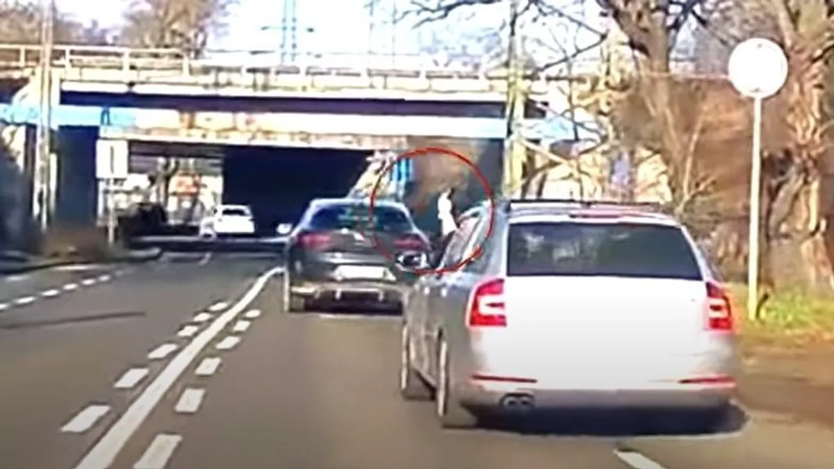 Őfelsége, a jaguaros nem engedte be a skodást, büntetőfékezés lett a vége – videó