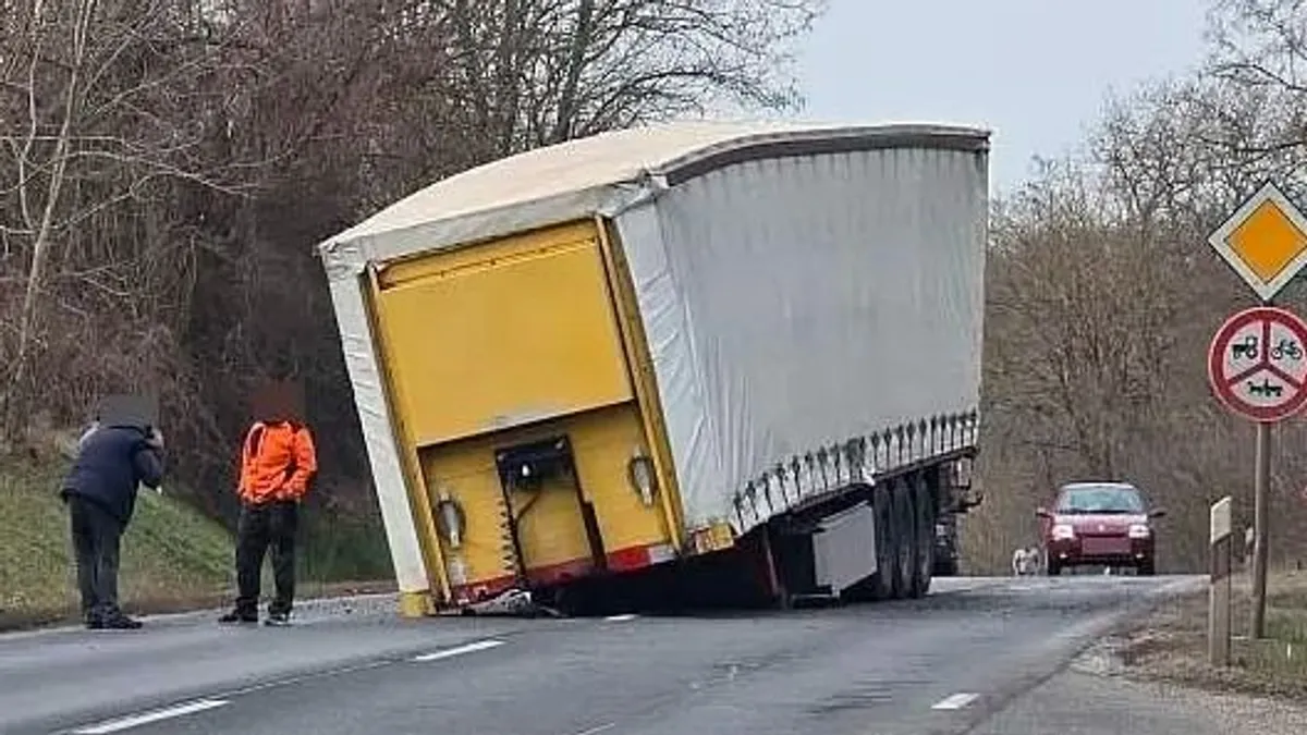 Téglát szállító kamion borult fel a 8-as főúton