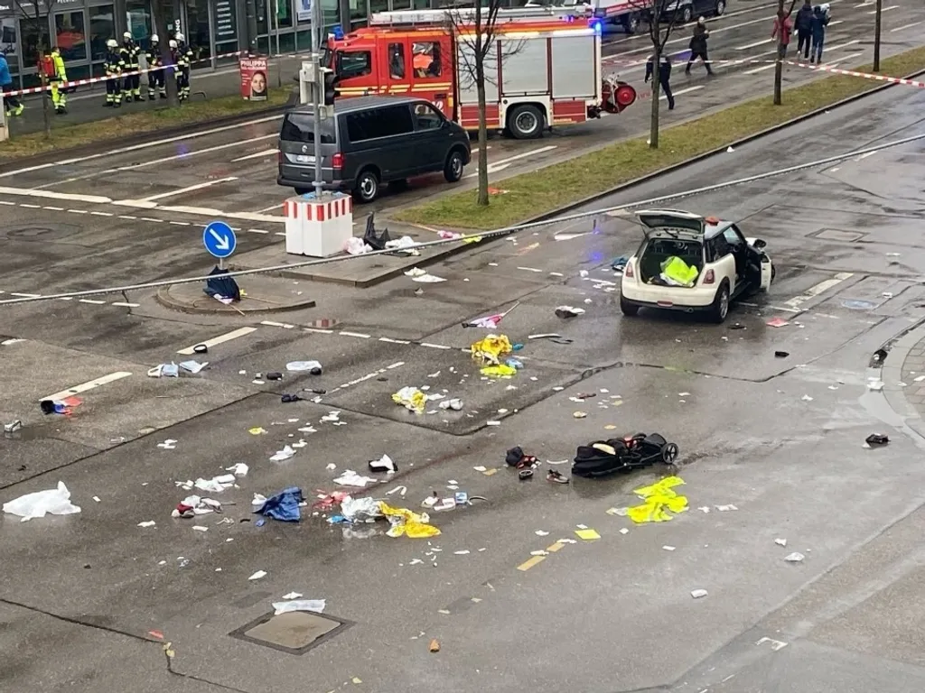 Autó hajtott emberek közé München belvárosában, Autóemberekközé München belvárosában
