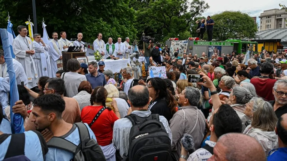 Továbbra is válságos állapotban van Ferenc pápa