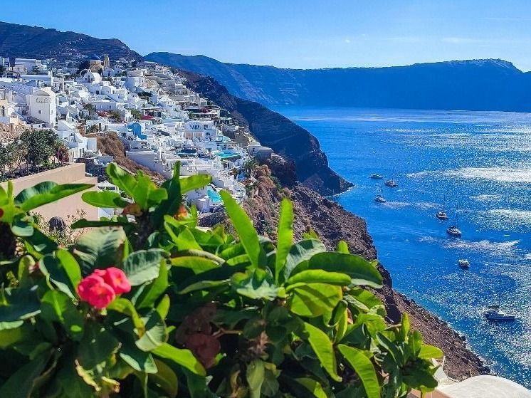 Santorini Island attracts tourists with its uniqueness