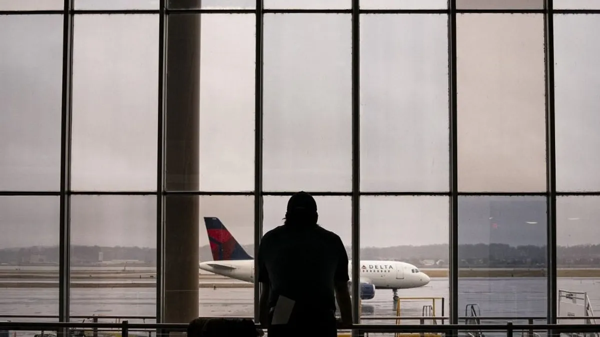 Bombafenyegetés miatt térítették el az American Airlines járatát, vadászgépek kísérték Rómába – videó