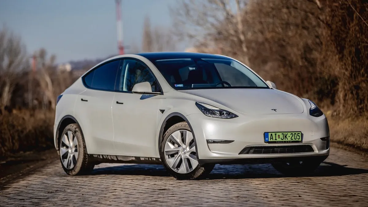 Potyautasok a fedélzeten - Tesla Model Y Long Range AWD (hétüléses) teszt