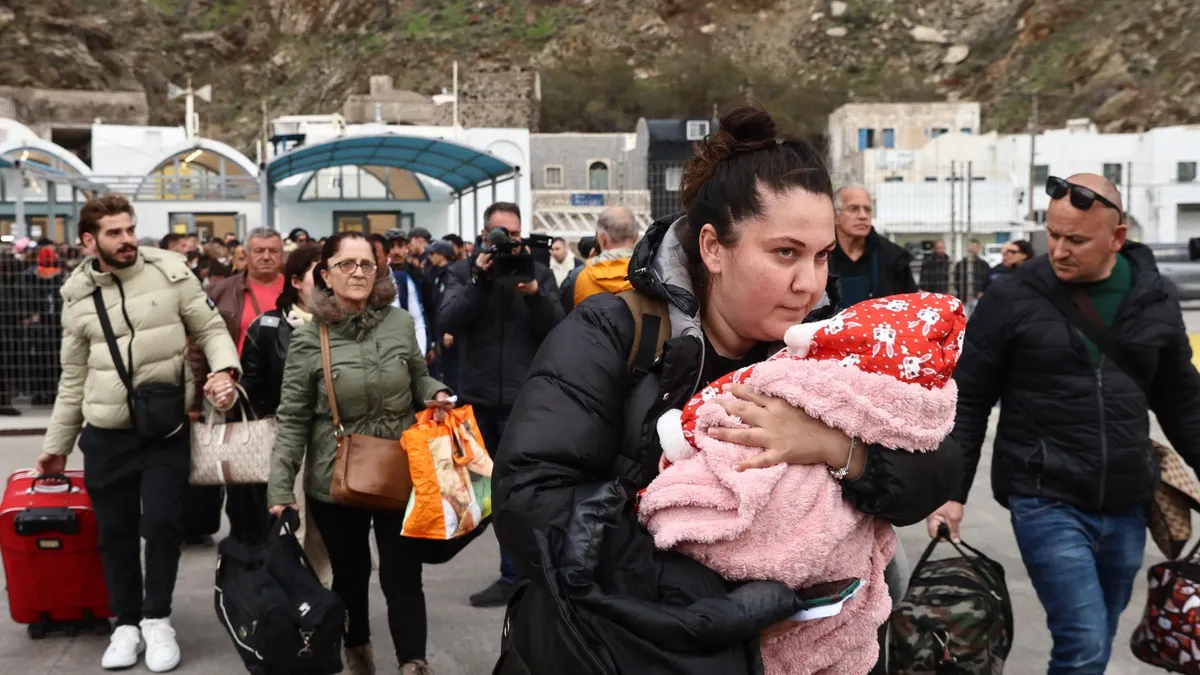 Menekülnek az emberek Szantoriniről, a földrengések miatt kiürül a híres görög sziget - fotók