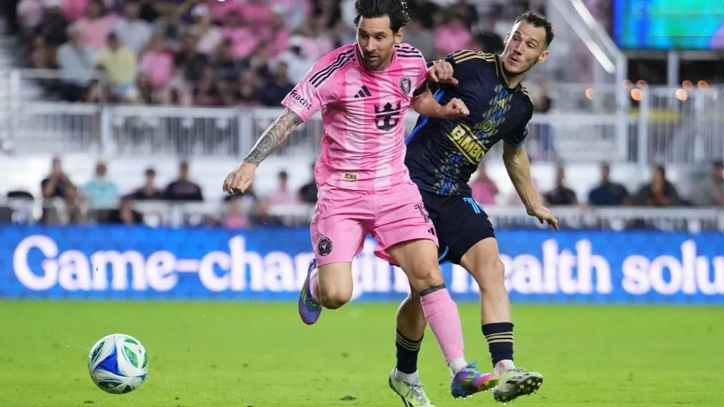 FORT LAUDERDALE, FLORIDA - MARCH 29: Lionel Messi #10 of Inter Miami CF controls the ball against Dániel Gazdag #10 of Philadelphia Union during the second half at Chase Stadium on March 29, 2025 in Fort Lauderdale, Florida. Rich Storry/Getty Images/AFP (Photo by Rich Storry / GETTY IMAGES NORTH AMERICA / Getty Images via AFP)