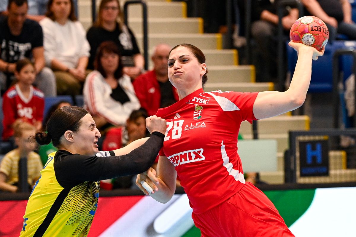 Budapest, 2025. március 8.
Papp Nikoletta (j) és Valerija Nesztyerenko, az ukrán csapat játékosa a Magyarország - Ukrajna barátságos női kézilabda-mérkőzésen a BUD Arénában 2025. március 8-án.
MTI/Szigetváry Zsolt