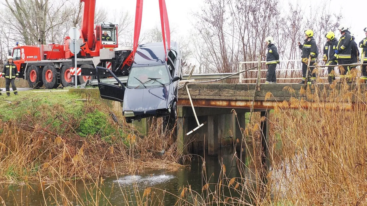 A Duna-völgyi-főcsatornába zuhant egy autó, meghalt egy ember