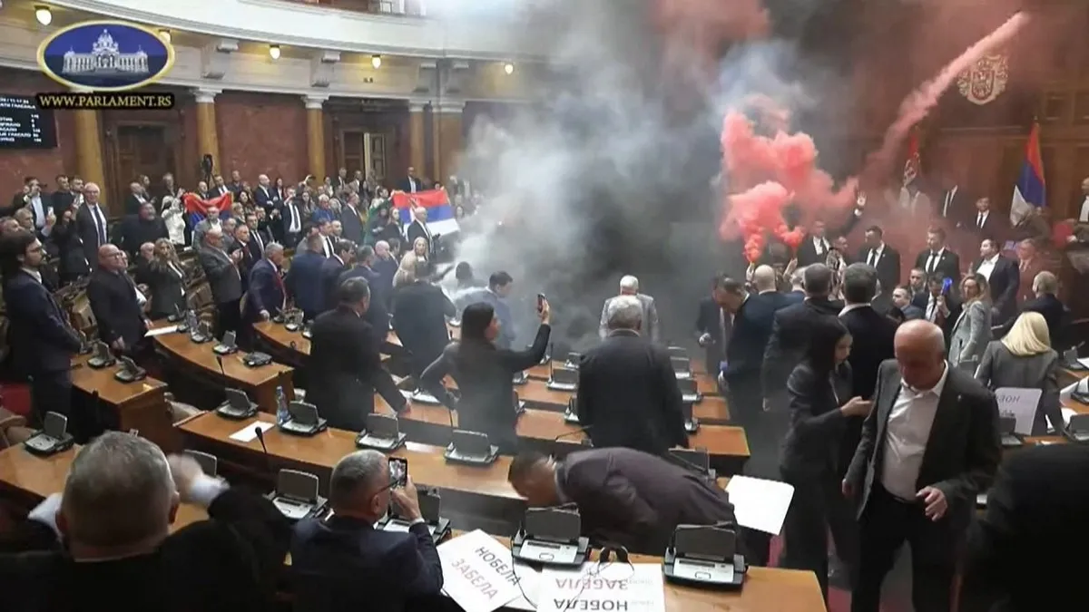 A Szerb Köztársaság Nemzetgyűlése által Belgrádban készített videofelvételen a szerb ellenzéki képviselők füstgránátokat és fáklyákat gyújtanak a parlament tavaszi ülésszakának nyitónapján, 2025. március 4-én. (Fotó: Szerb Köztársaság Nemzetgyűlése/AFP)