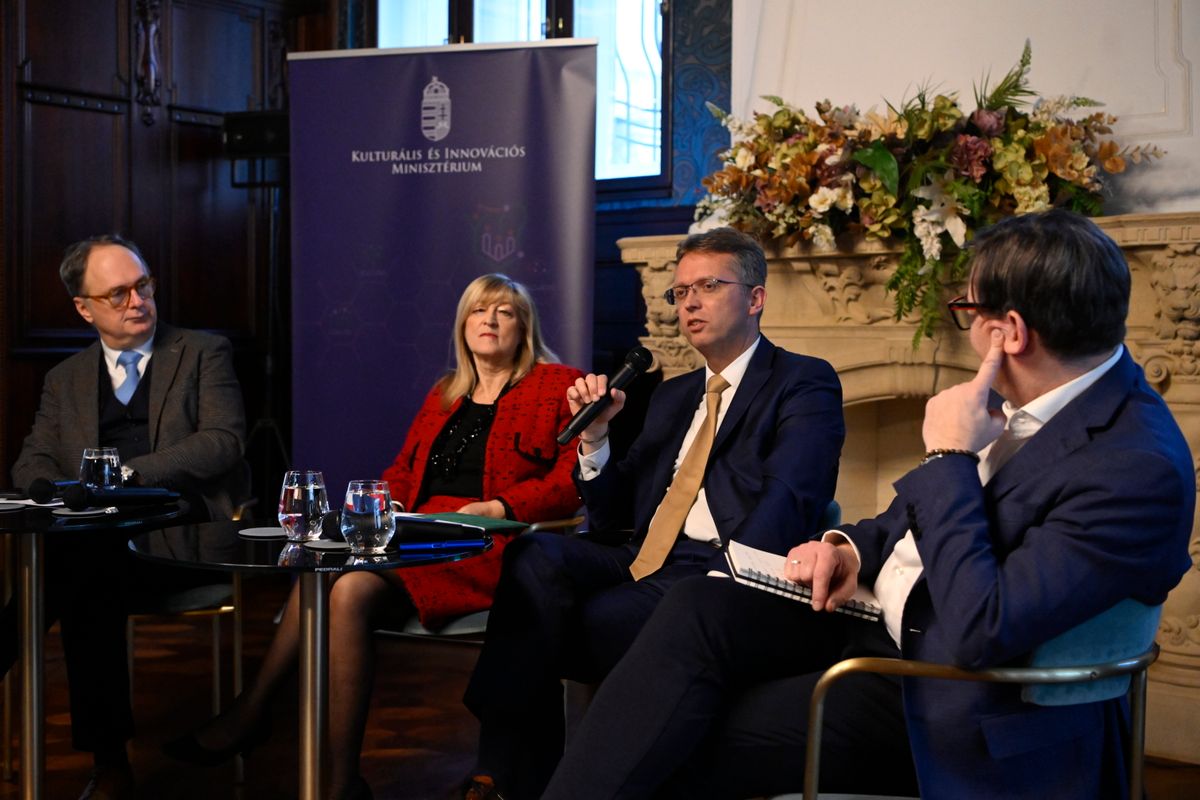 Budapest, 2025. március 17.
Hankó Balázs kulturális és innovációs miniszter (j2) beszél a Jókai 200 - a legmagyarabb író című rendezvényen a Kertész Imre Intézetben 2025. március 17-én. Mellette Káel Csaba, a magyar mozgóképipar fejlesztéséért felelős kormánybiztos, Schmidt Mária történész, a XXI. Század Intézet és a Terror Háza Múzeum főigazgatója és Szabó László kommunikációs szakember, a Magyar Paralimpiai Bizottság elnöke (b-j).
MTI/Purger Tamás