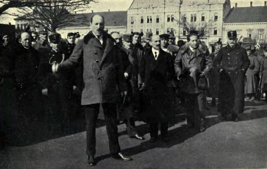 Magyarország első köztársasági elnöke, Károlyi Mihály (a kamerához legközelebbi) beszéd közben