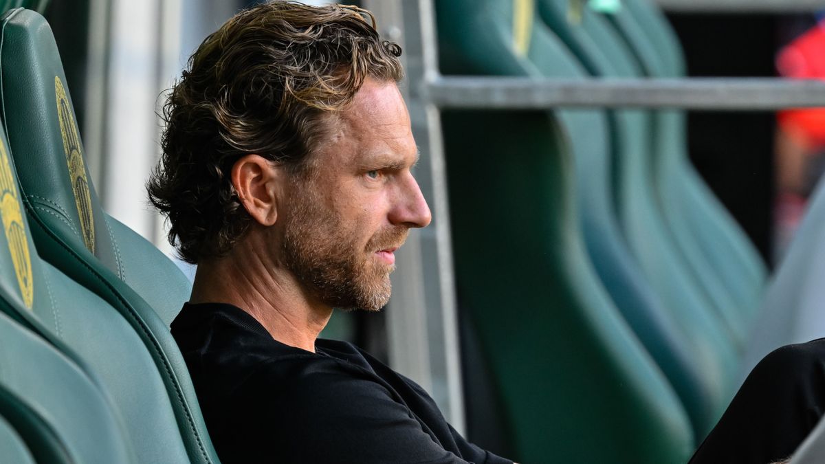 Budapest, 2024. augusztus 17.
Bartosz Grzelak, az Újpest vezetőedzője a labdarúgó OTP Bank Liga 4. fordulójában játszott Ferencváros TC – Újpest FC mérkőzés előtt a Groupama Arénában 2024. augusztus 17-én.
MTI/Vasvári Tamás