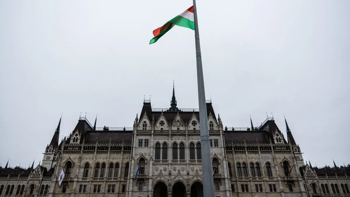 Képeken Magyarország lobogójának ünnepélyes felvonása