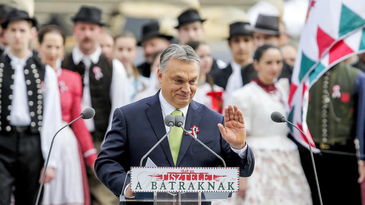 Orbán Viktor a Múzeumkert előtt tartja ünnepi beszédét – élőben a kormányfő március 15-i felszólalása