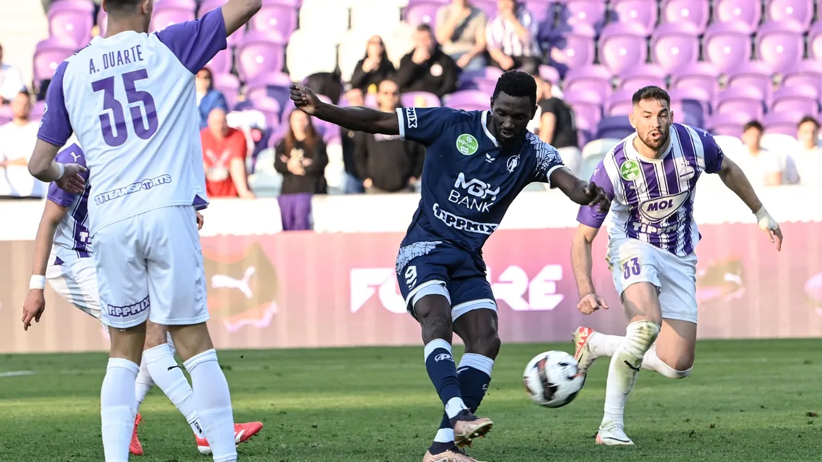 Budapest, 2025. március 9.
Lamin Colley, a Puskás gólszerzője (k) az OTP Bank Liga NB I. 23. fordulójában játszott Újpest FC - Puskás Akadémia FC mérkőzésen a Szusza Ferenc Stadionban 2025. március 9-én.
MTI/Szigetváry Zsolt