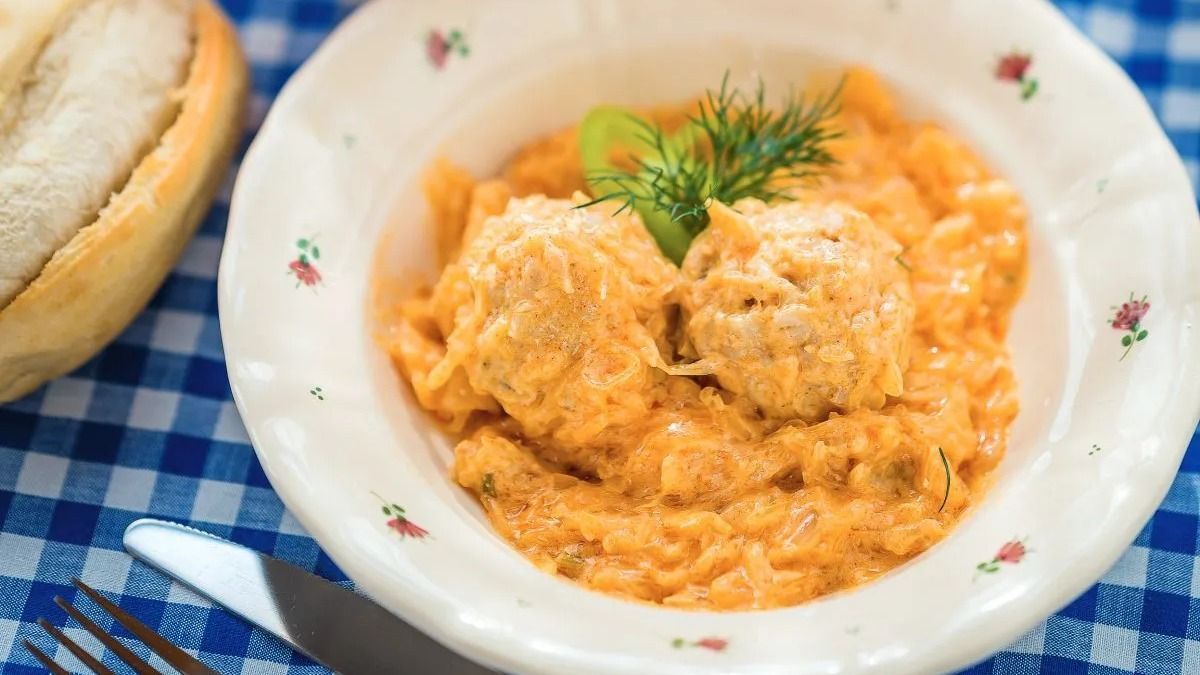 árpagyöngyös húsgombócok tejfölös káposztában