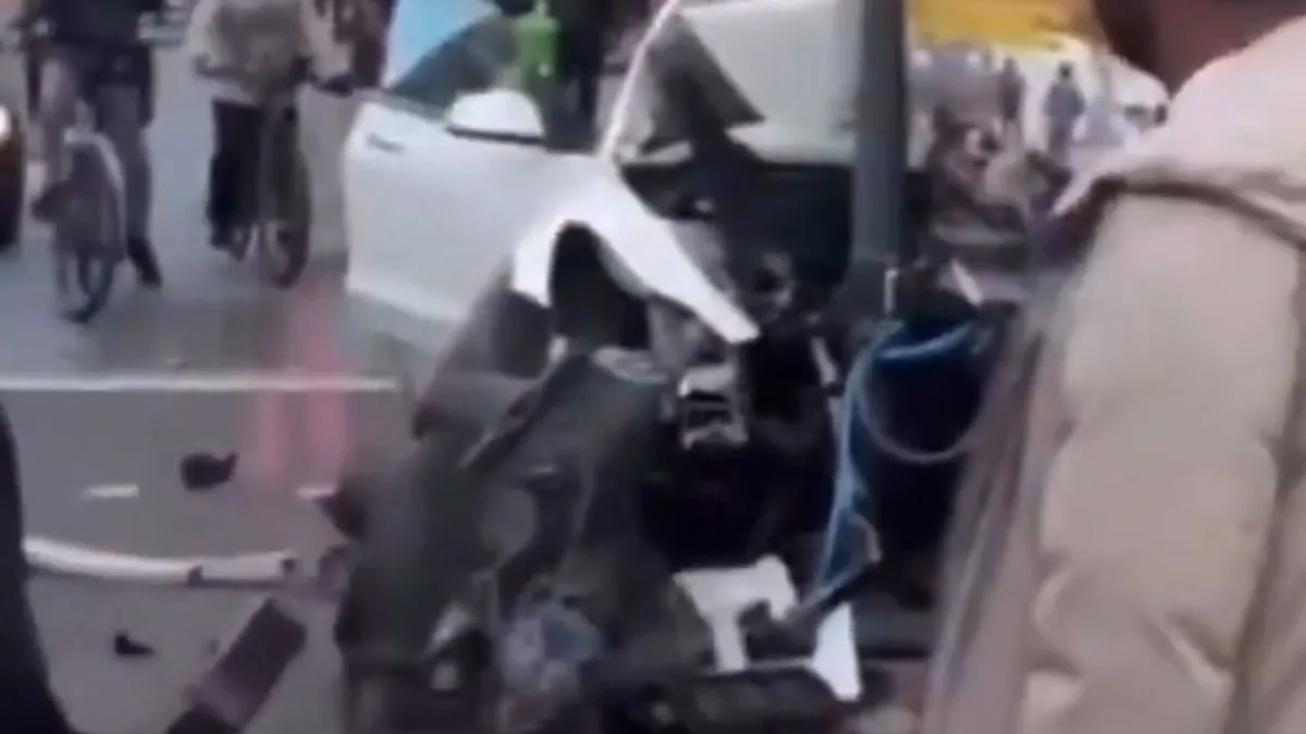 Horrorbaleset: egy Tesla szántotta fel a járdát Londonban – videó
