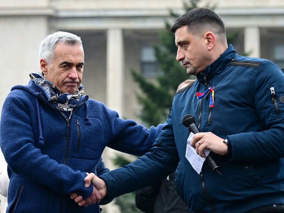 Calin Georgescu (b), a Románok Egyesüléséért Szövetség (AUR) elnökjelöltje és George Simion (j), a nacionalista párt elnöke a romániai elnökválasztás második fordulójának érvénytelenítése elleni tüntetésen Bukarestben, 2025. március 1-jén. (Fotó: Daniel Mihailescu/AFP)