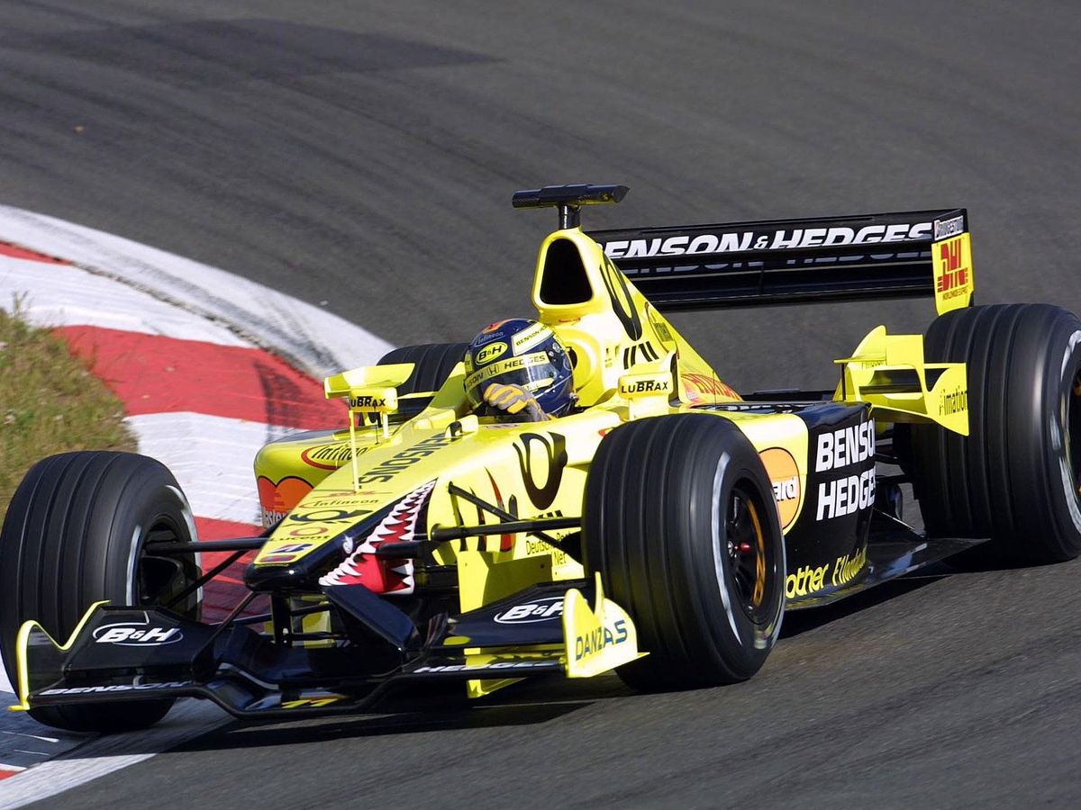 Heinz-Harald Frentzen, a Jordan német versenyzője a 2001-es Európa Nagydíjon, a Nürburgringen. A kocsi orrán jól látható a harciasságot szimbolizáló cápa figurája. (kép forrása: F1/Twitter/X) 
