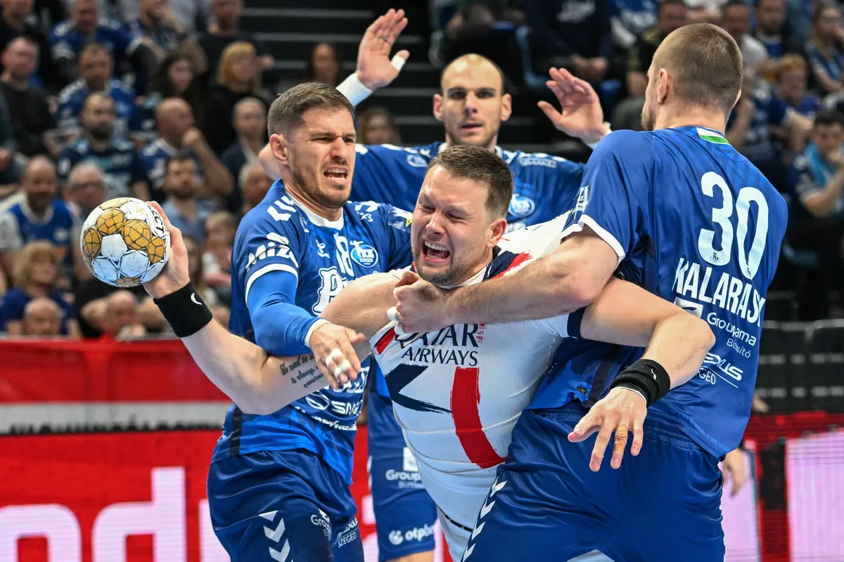 Szeged, 2025. március 27.
Marin Jelinic (b), Gleb Kalarash (j) a Szeged és Kamil Syprzak, a Paris Saint-Germain játékosa a férfi kézilabda Bajnokok Ligájában a negyeddöntőbe jutásért játszott, OTP Bank-Pick Szeged-Paris Saint-Germain első mérkőzésen a szegedi Pick Arénában 2025. március 27-én.
MTI/Illyés Tibor