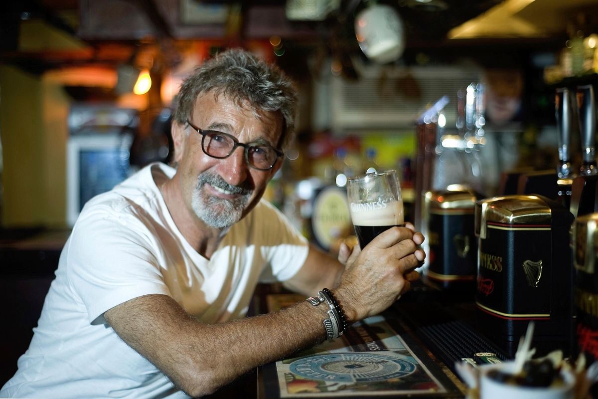 Eddie Jordan ír Formula-1-es csapatvezető és tévés szakkommentátor a londoni Toucan Bárban, 2012. március 28-án. (Fotó: MTI/AP/PA/Anthony Devlin)