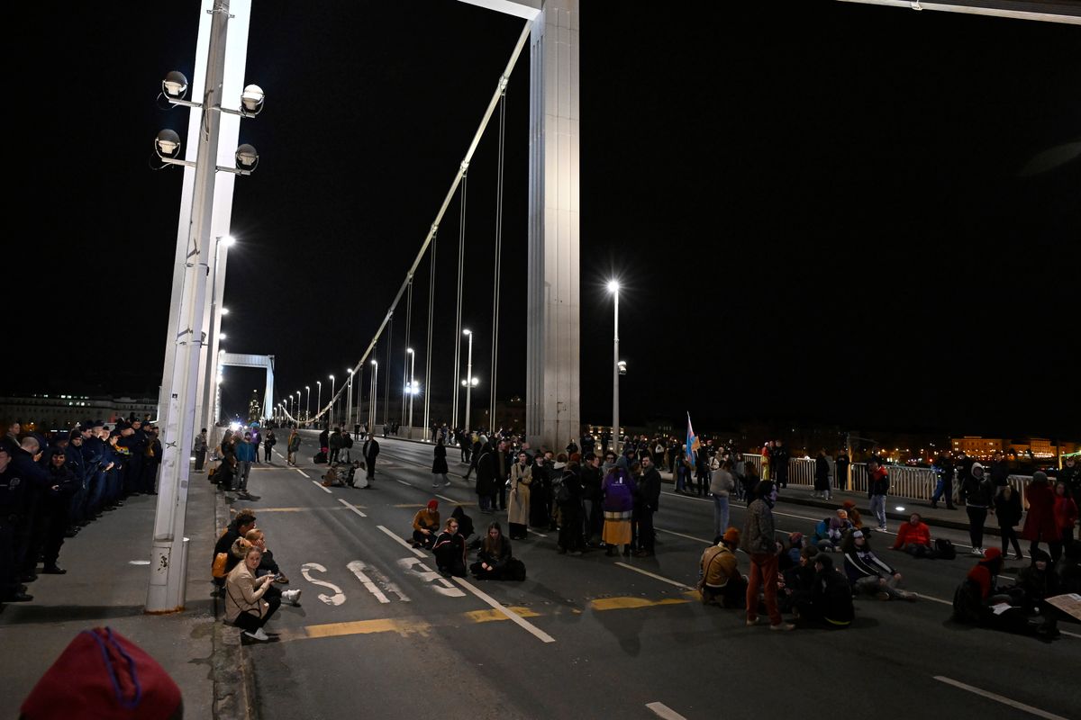 Budapest, 2025. március 25.
A gyülekezési jogról szóló törvény módosításának visszavonását követelő, Hadházy Ákos független országgyűlési képviselő által szervezett, a Ferenciek terén megtartott ellenzéki demonstráció résztvevőinek egy csoportja az Erzsébet hídon 2025. március 25-én.
MTI/Lakatos Péter