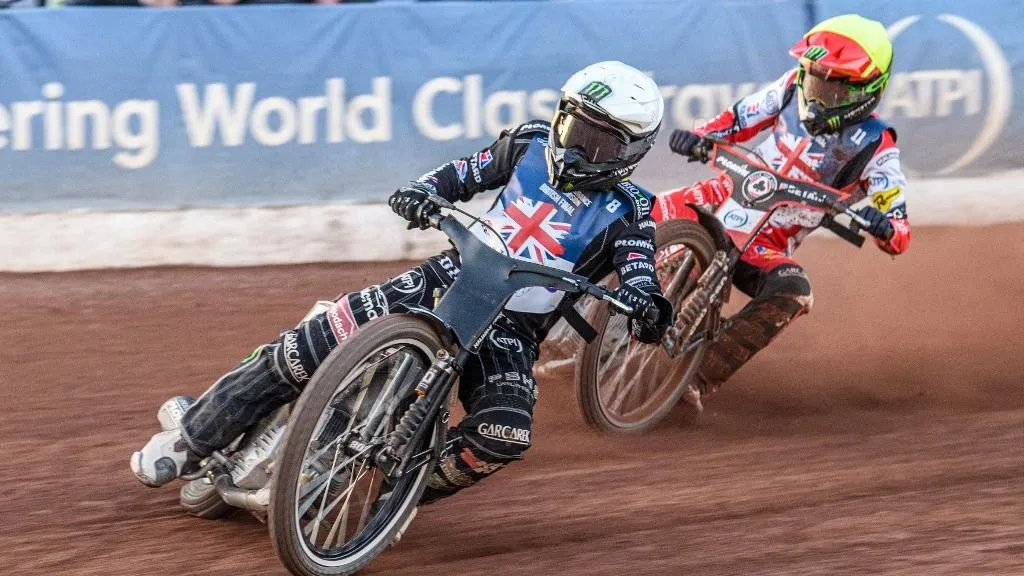 Tai Woffinden in White is leading Dan Bewley in Yellow during the Attis Insurance Sports Division British Speedway Championship Final at the National Speedway Stadium in Manchester, England, on June 8, 2024. (Photo by MI News/NurPhoto) (Photo by MI News / NurPhoto / NurPhoto via AFP), horrorbaleset