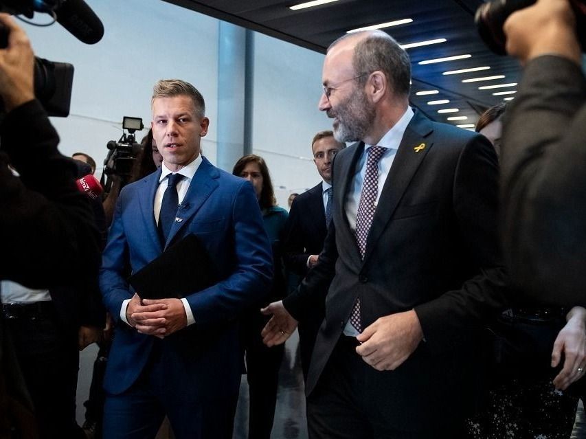 Magyar Péter, a Tisza Párt EP-képviselője (b) és Manfred Weber, az Európai Néppárt (EPP) elnöke sajtótájékoztatót tart Strasbourgban, 2024. október 9-én. (Fotó: MTI/Bodnár Boglárka)