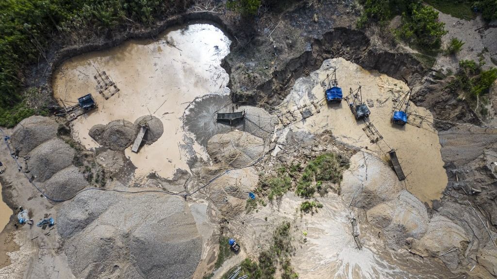 Illegális aranybányászat Peru területén 