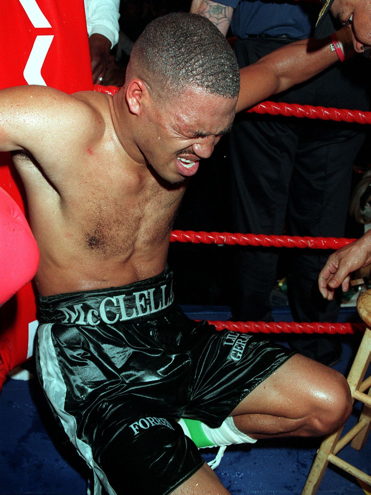 boksz, Gerald McClellan, GeraldMcClellan, 1995, GeraldMcClellan1995, American boxer Gerald McClellan, suffering obvious distress sits on the floor in his corner, moments before collapsing following his defeat by Nigel Benn at the London Arena.   (Photo by Sean Dempsey - PA Images/PA Images via Getty Images)