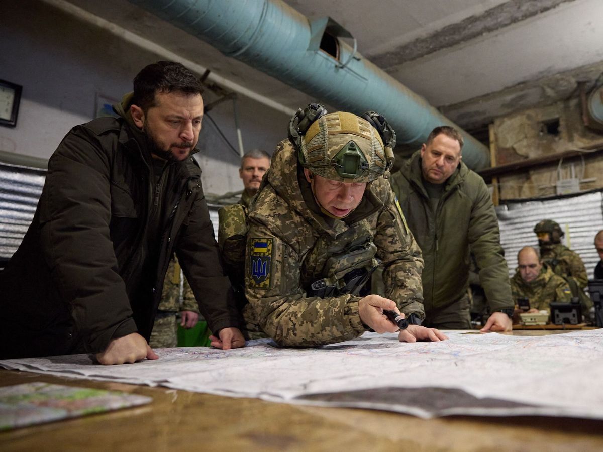 Volodimir Zelenszkij ukrán elnök (b), Olekszandr Szirszkij vezérezredes (k) és Rusztem Umerov (j) ukrán védelmi miniszter látogatást tesz az ukrán hadsereg parancsnoki bázisán Kupjanszkban, 2023. november 30-án. (Fotó: Ukrán Elnöki Sajtószolgálat/AFP)