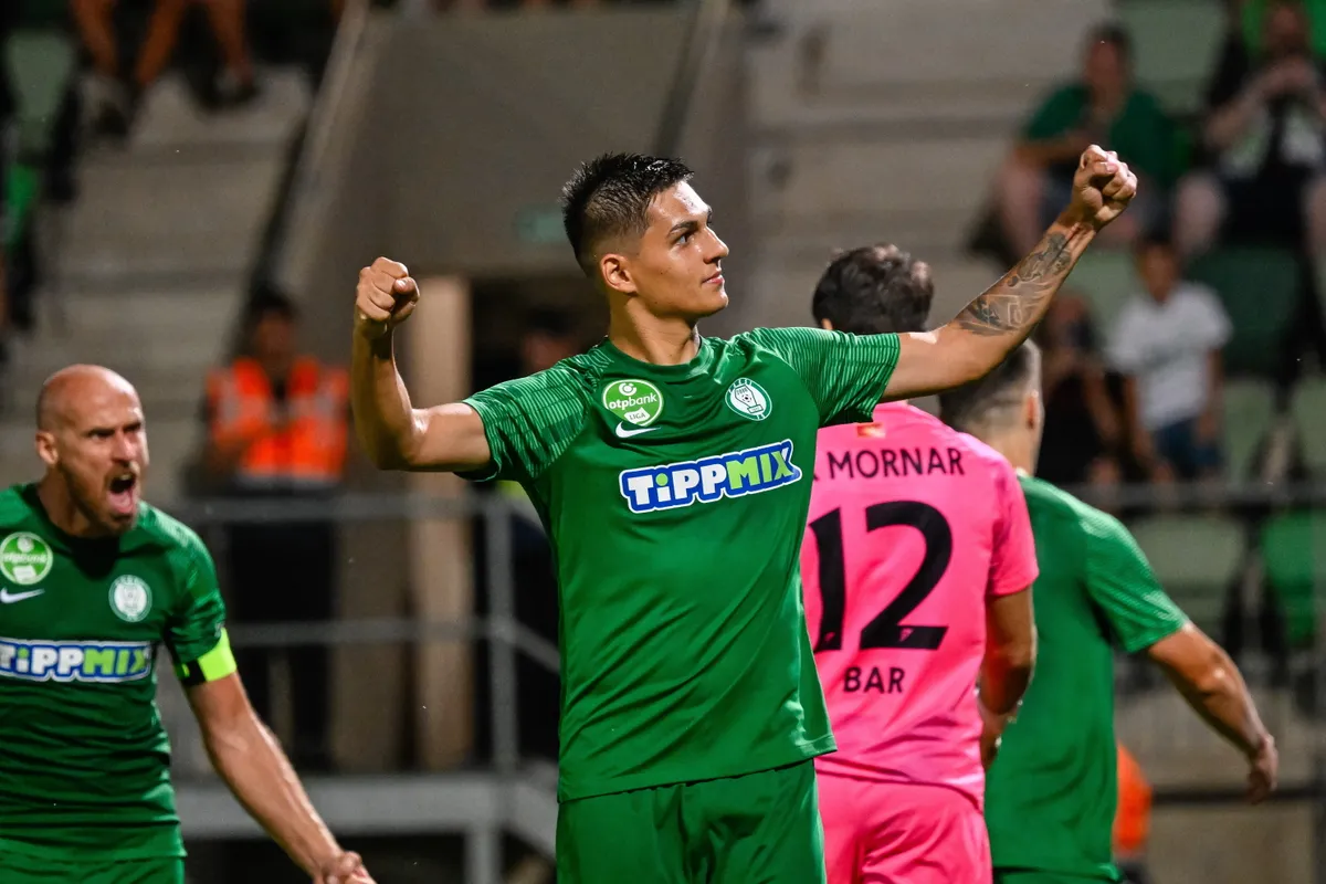 Paks, 2024. augusztus 7.
Szabó Bálint, a Paks második góljának szerzője ünnepel a labdarúgó Konferencia-liga harmadik selejtezőkörében játszott Paksi FC - Mornar mérkőzésen a Paksi FC Stadionban 2024. augusztus 7-én. A mérkőzést a Paks nyerte 3-0-ra.
MTI/Vasvári Tamás