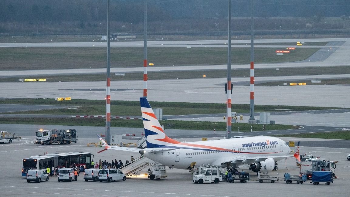 A Smartwings légitársaság Boeing 737 típusú, Iszlamabádból érkezett charterjárata a Berlin-brandenburgi repülőtéren, 2024. március 21-én (Fotó: Sören Stache/DPA/Picture-Alliance/AFP)