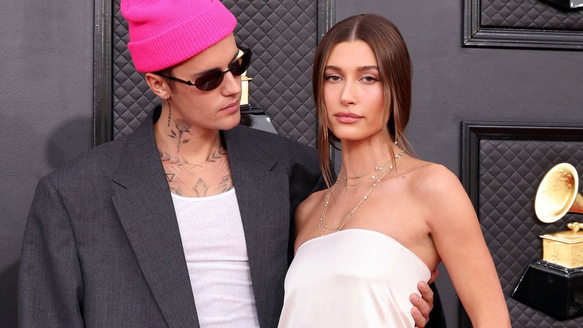 LAS VEGAS, NEVADA - APRIL 03: (L-R) Justin Bieber and Hailey Bieber attend the 64th Annual GRAMMY Awards at MGM Grand Garden Arena on April 03, 2022 in Las Vegas, Nevada.   Amy Sussman/Getty Images/AFP (Photo by Amy Sussman / GETTY IMAGES NORTH AMERICA / Getty Images via AFP)
