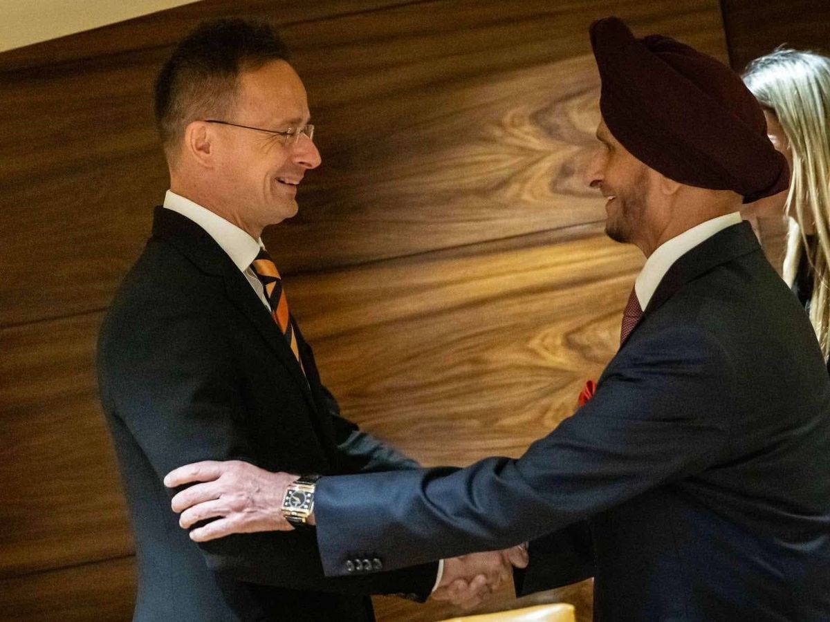 Szijjártó Péter külgazdasági és külügyminisztert (b) Onkar Singh Kanwa, az Apollo Tyres elnök-vezérigazgatója fogadja indiai látogatása alkalmával Újdelhiben, 2025. március 18-án.