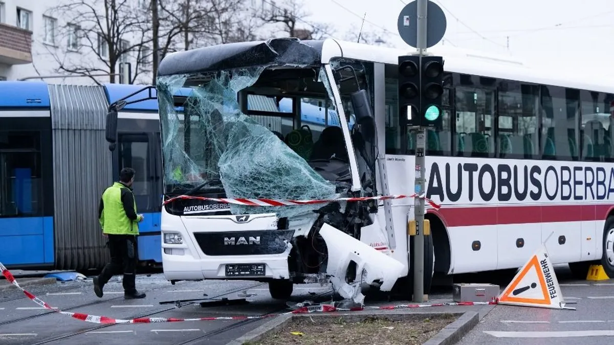 Súlyos buszbaleset történt Münchenben, rengeteg gyerek megsérült