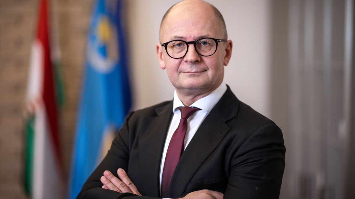 Rigó Csaba Balázs magyar közgazdász, 2020. április 15-től a Gazdasági Versenyhivatal elnöke.