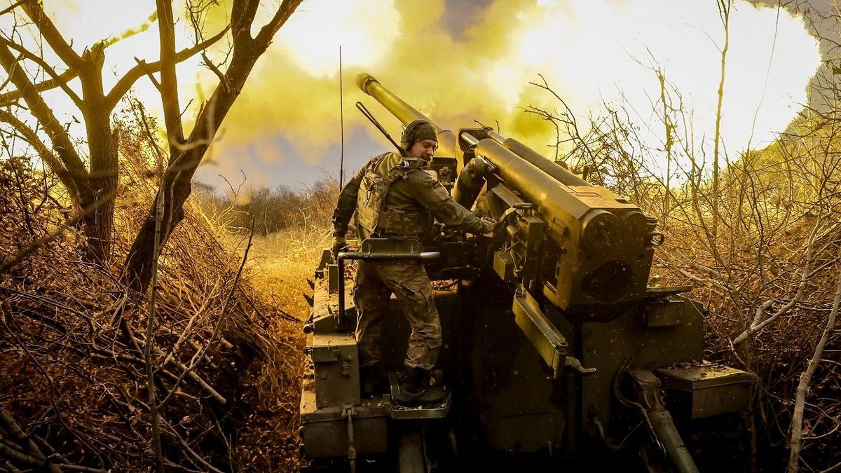 Ukrán katonák egy 152 mm-es önjáró löveggel tüzelnek orosz állásokat a kelet-ukrajnai Donyecki területen fekvő Csasziv Jar közelében, 2024. november 18-án. (Fotó: MTI/EPA/Ukrán hadsereg 24. gépesített dandárja sajtószolgálata)