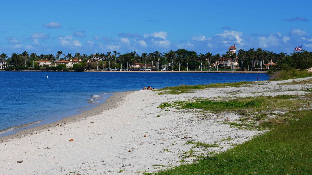strand, veszélyes strand, veszélyesstrand,, PALM BEACH, FL –3 FEB 2024- View of Palm Beach, Florida, seen from the causeway with Mar-a-Lago in the background.
