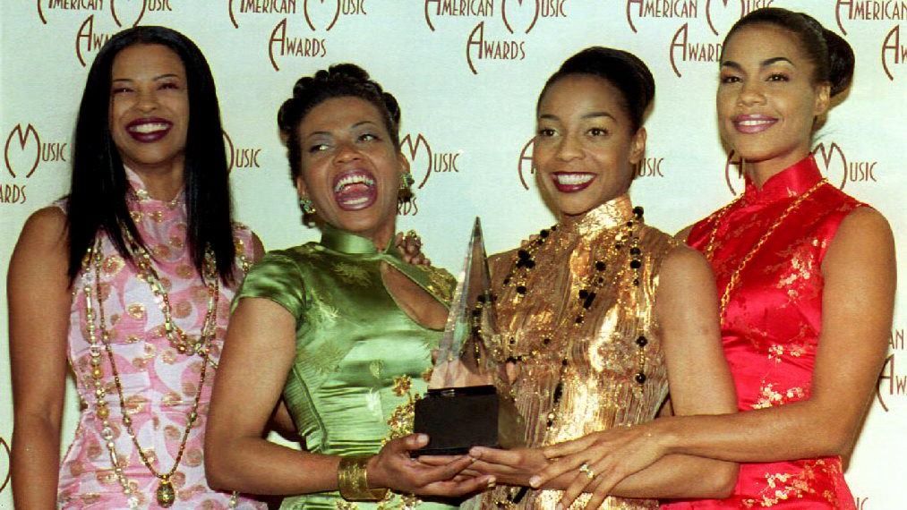 Members of the musical group "En Vogue" (from L): Dawn Robinson, Maxine Jones, Terry Ellis and Cindy Herron hold their trophy 25 January 1993 at the American Music Awards in Los Angeles, CA  . (Photo by VINCE BUCCI / AFP)
