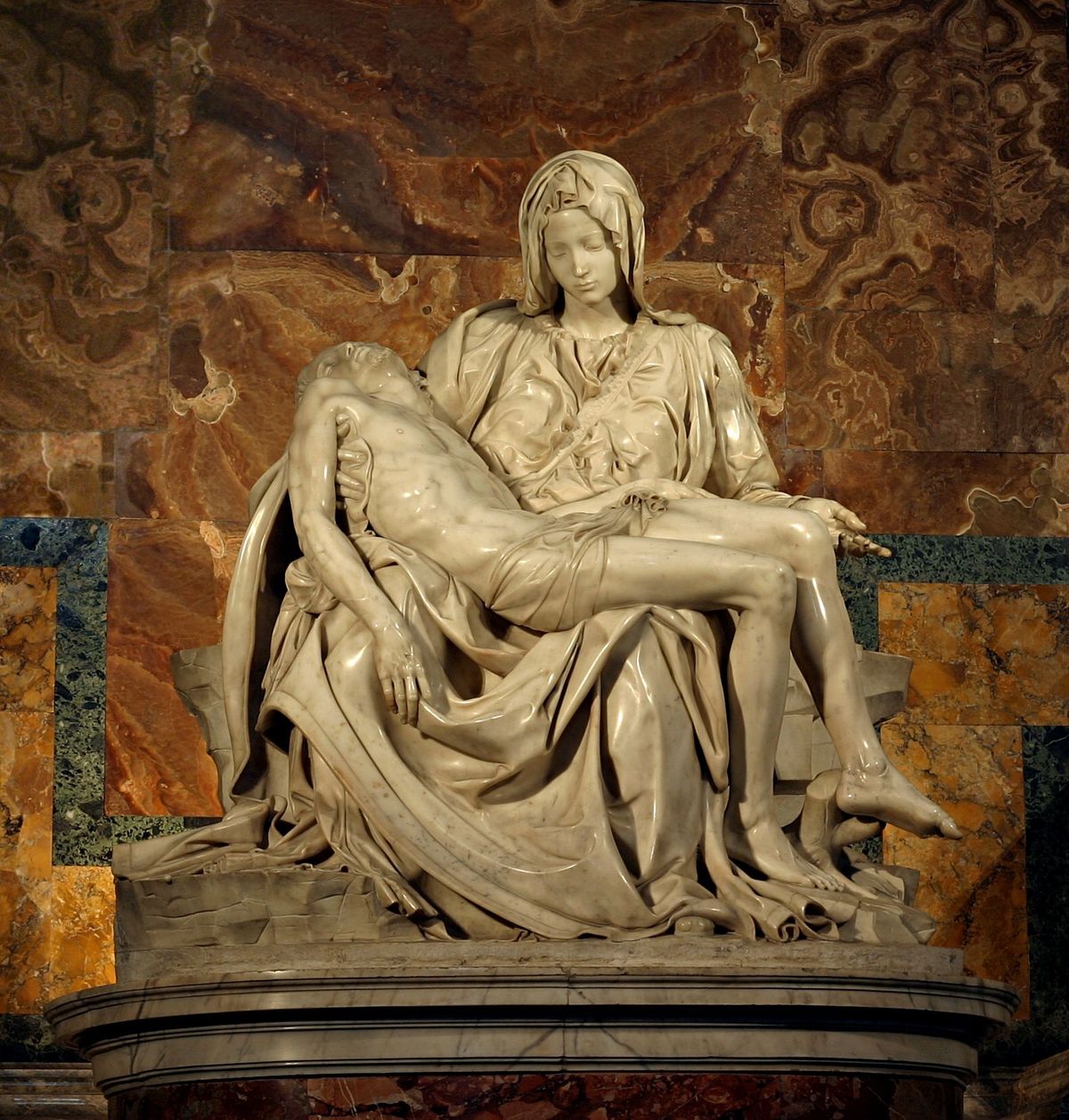Michelangelo 1498-ban kapott megbízást Pietá elkészítésére: az ölében halott fiát tartó Madonna ma a Szent Péter-székesegyházban látható