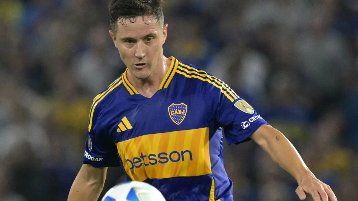 zokog, Boca Juniors' Spanish midfielder #21 Ander Herrera controls the ball during the Copa Libertadores qualification second round second leg football match between Argentina's Boca Juniors and Peru's Alianza Lima at the Alberto J. Armando "La Bombonera" stadium in Buenos Aires on February 25, 2025. (Photo by JUAN MABROMATA / AFP)